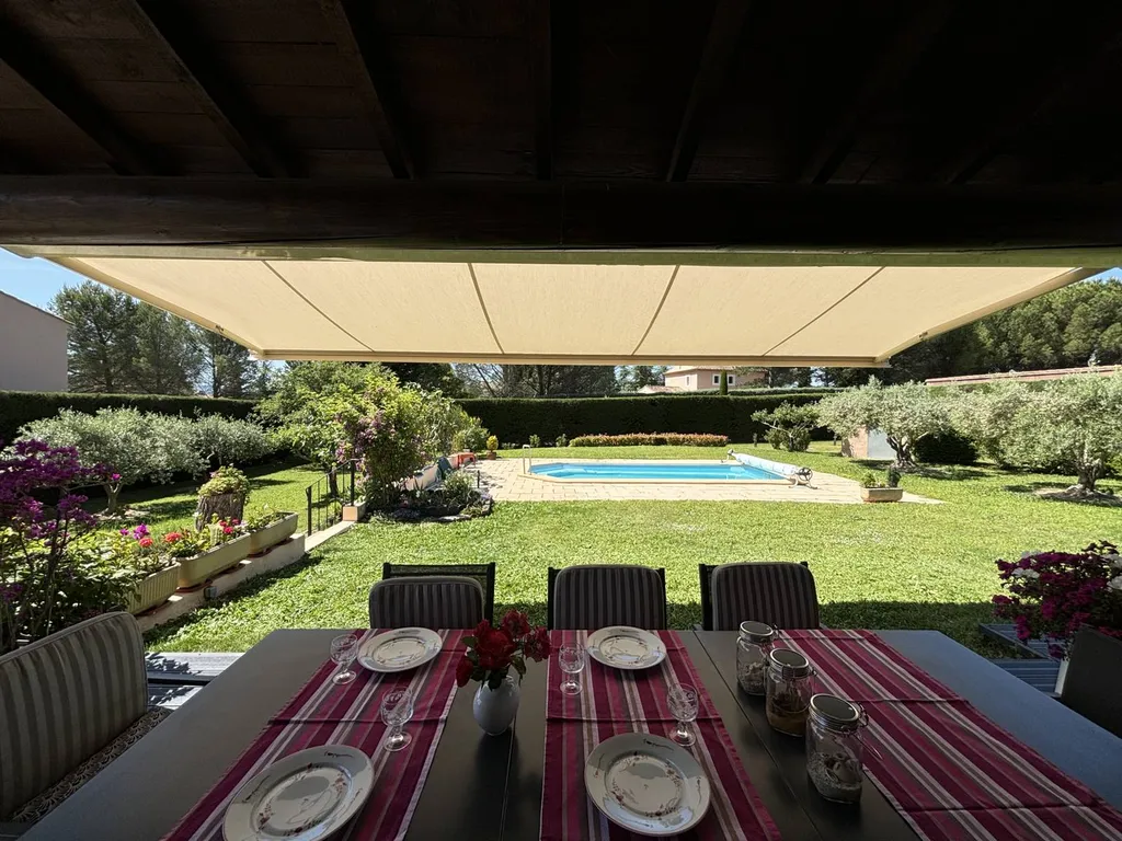 Pourquoi faire installer un store coffre motorisé chez soi ?