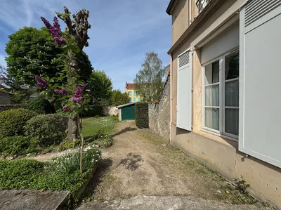 A vendre un appartement comme une maison, à quelques pas du RER A de Saint Germain en Laye, le calme absolu avec parking et jardin arboré de la copropriété.