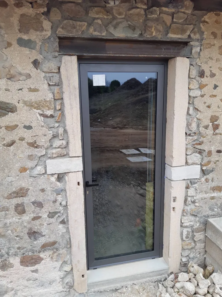 Pose d'une porte aluminium gris vitrée villefranche 