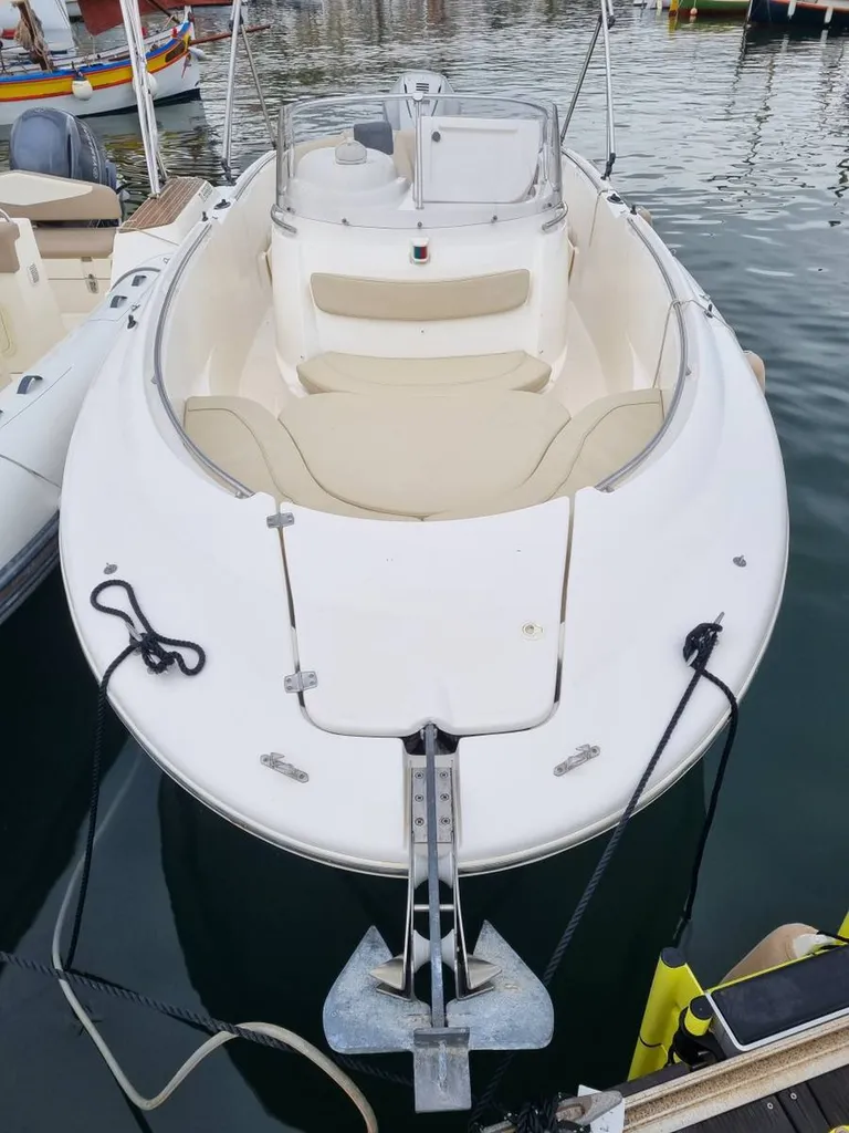 A vendre Cap Camarat 715 Open d'occasion en très bon état pour 8 personnes dans le Var