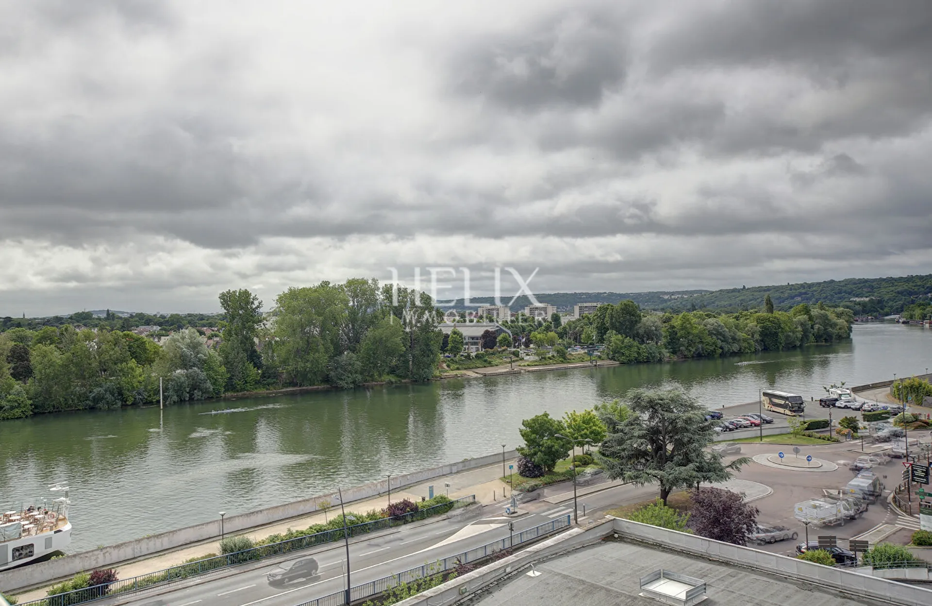 Magnifique 2 pièces au dernier étage avec balcon vue Seine