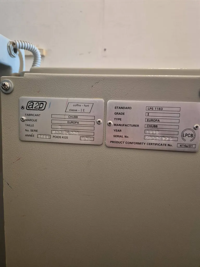 technicien ayant réparer un coffre-fort à Compiègne suite à blocage