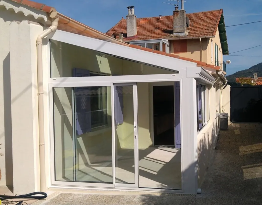 installation d'une véranda en aluminium Technal de couleur blanche près d' Aubagne