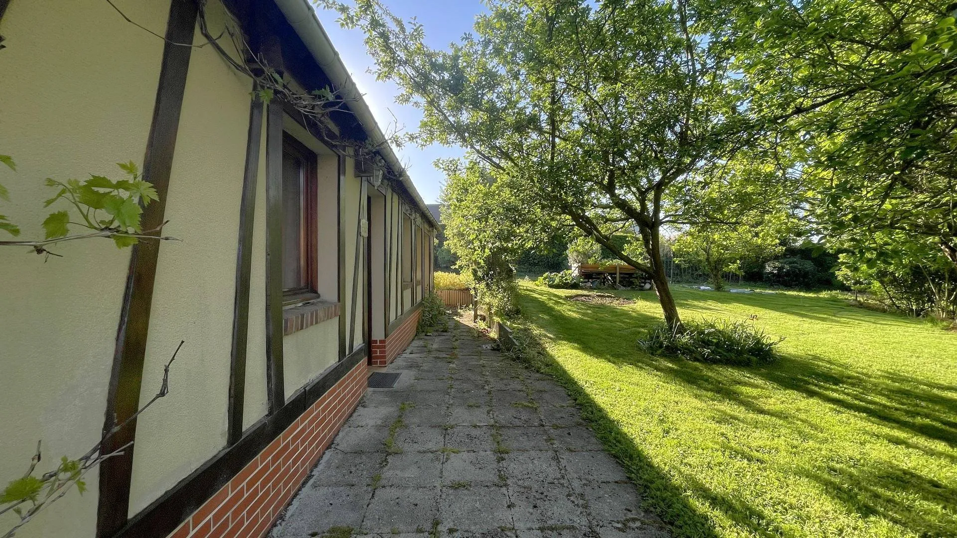 Propriété avec dépendance à vendre près de Dieppe : Ensemble immobilier intéressant pour grande famille ou projet touristique.