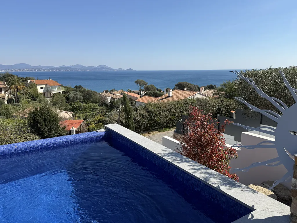 Villa d'exception aux Issambres — 200 m² de plain-pied, 4 suites vue mer, piscine, entièrement rénovée, clé en main