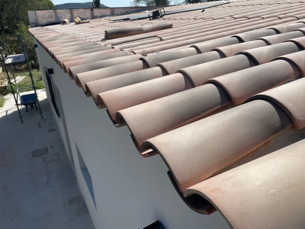 Pose de tuiles Canal Silvacane sur des Plaques sous toiture sur Martigues