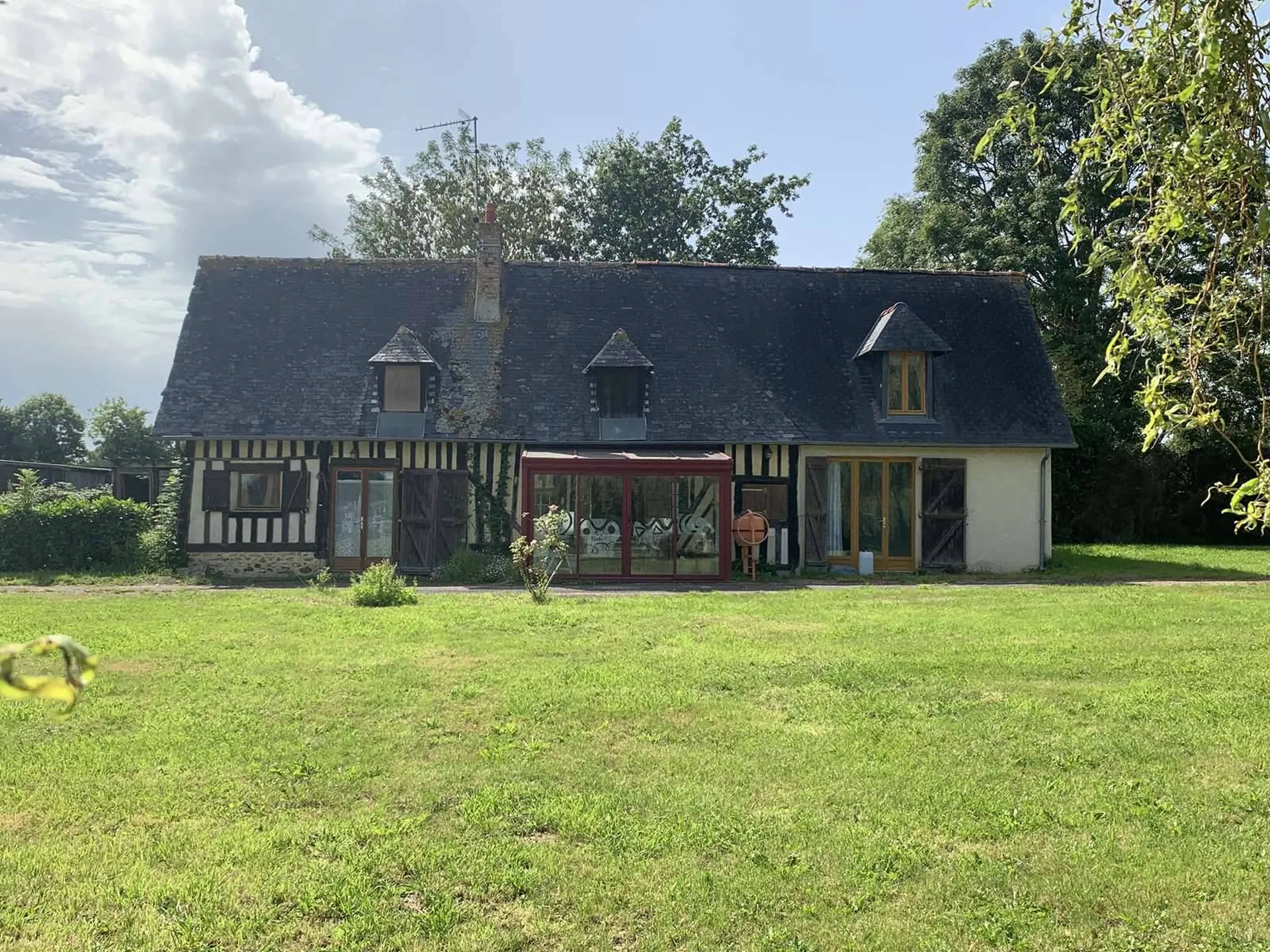 Située dans la région du PAYS D’AUGE  (CALVADOS 14) à proximité de BEUVRON EN AUGE 14430 et de CAMBREMER 14340, à 20 mn de CABOURG 14390, 30mn de DEAUVILLE 14800 et de son pôle hippique, dans une région comprenant de nombreux haras d’élevage de cheva