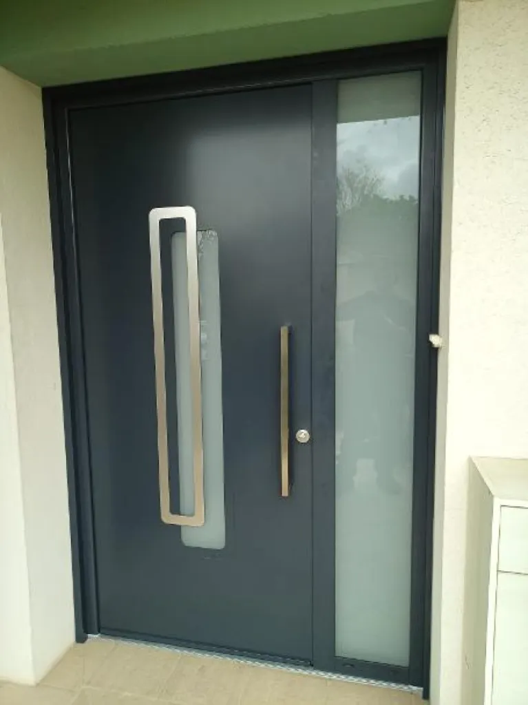 Installation d'une porte d’entrée en aluminium monobloc Les Contemporains modèle Goya3 haute performance thermique à Quetigny en Côte-d’Or
