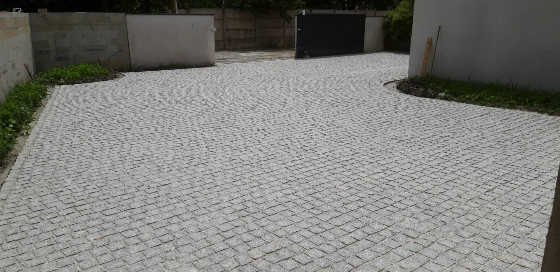 Création d'un parking en pavés granit Alba à Pessac en Gironde
