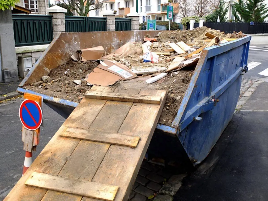Location de benne pour vider une maison pour particulier à Hyères Var (83)