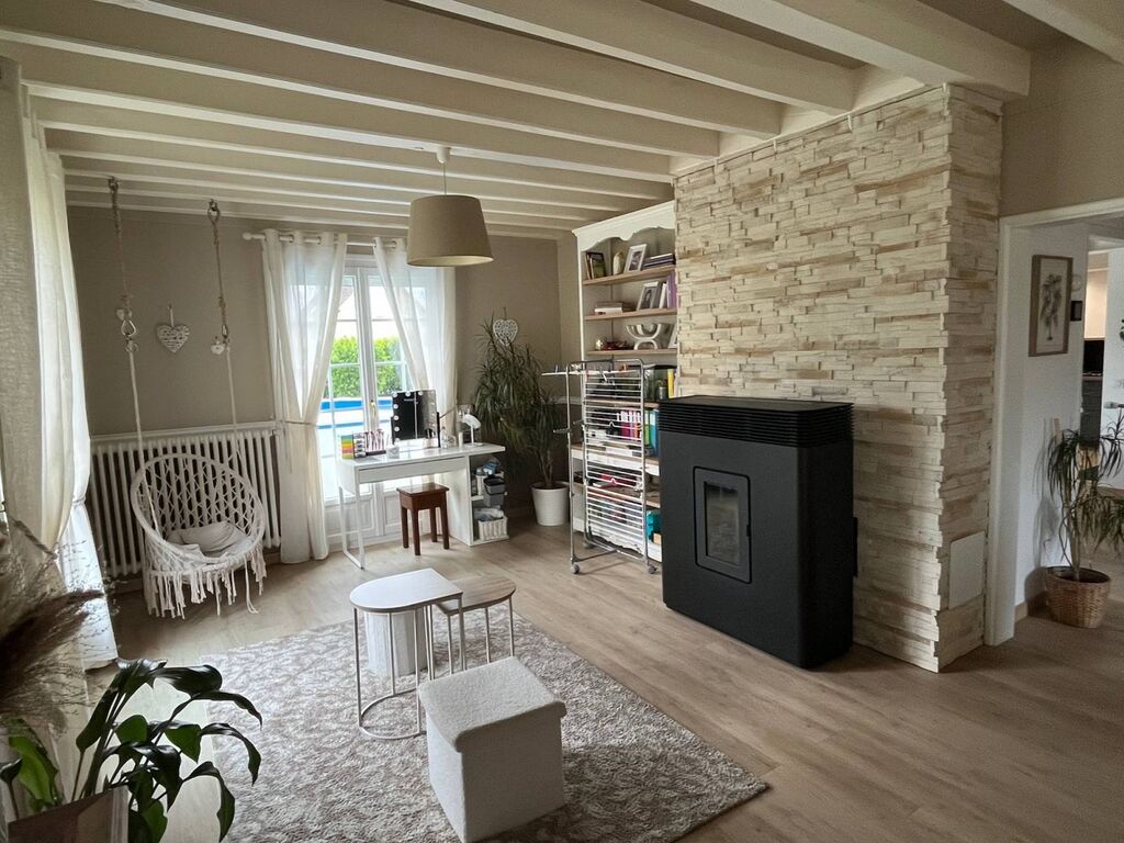 Pavillon individuel, à vendre, offrant de beaux volumes situé à Arelaune en Seine