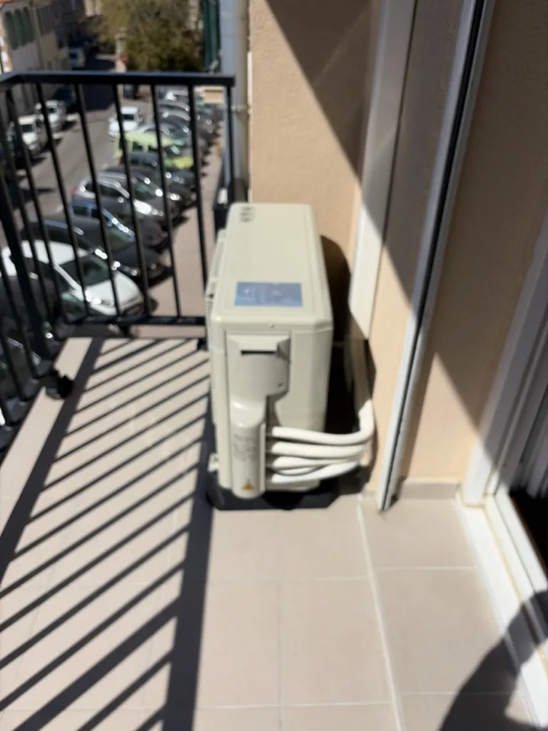 Installation d'un Bisplit Hitachi pour chauffer et refroidir les pièces