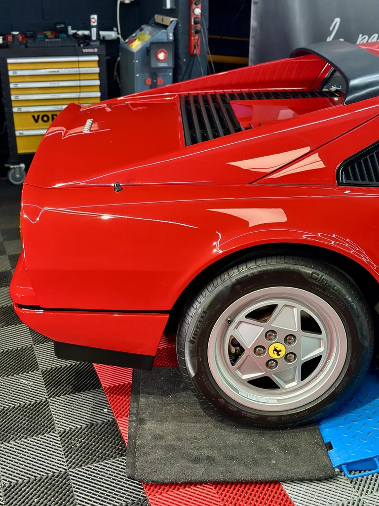 Traitement céramique automobile à Lyon proche Brignais EMB DETAILING spécialiste Ferrari 328 