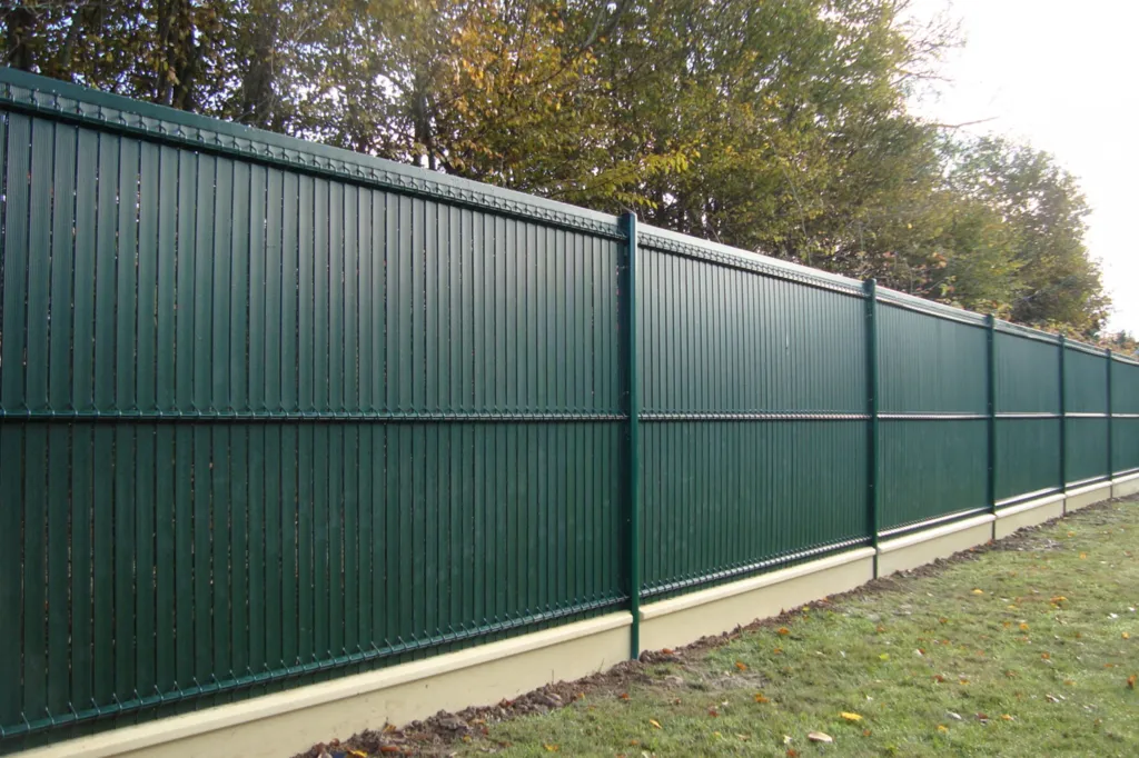 Pose de clôture occultante en lames PVC dans l'Eure 27