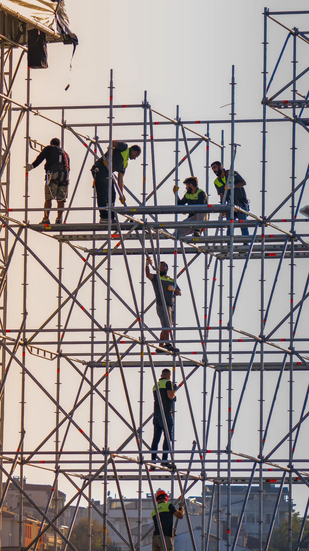 Échafaudage de pied monté sur une façade par une entreprise assurée en responsabilité civile et décennale par Covassur, courtier construction