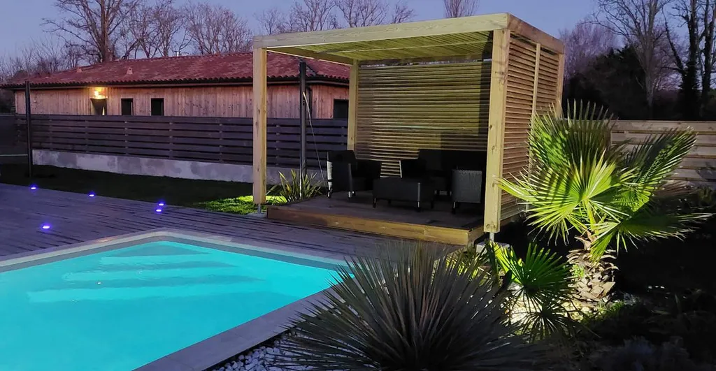 Pergola en bois avec lames façon persienne en pin à Parentis