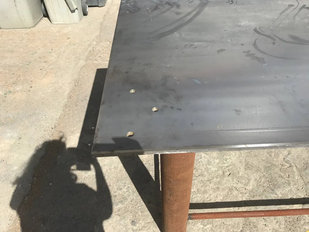 PERCAGE TROU SUR PLATEAU ETABLI FABRIQUE SUR MESURE POUR MISE EN PLACE ETAU DANS LES BDR 13