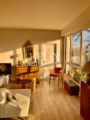 Belle appartement familial de 83m2, très lumineux, au dernier étage d'un immeuble en pierre de taille à l'entrée du parc de Maisons Laffitte comprenant un séjour exposé sud, 3 chambres  et un bureau.