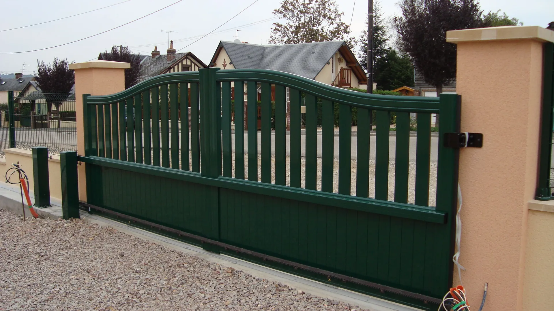 Installation de Portail Alu Coulissant Motorisé sur Rail, Modèle Sur-Mesure, Haute Résistance à Lisieux dans le Calvados 14 et Pont-l'Évêque