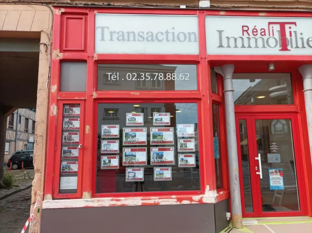 Rénovation peinture d'une facade commerciale en bois avec poteaux béton à ELBEUF 