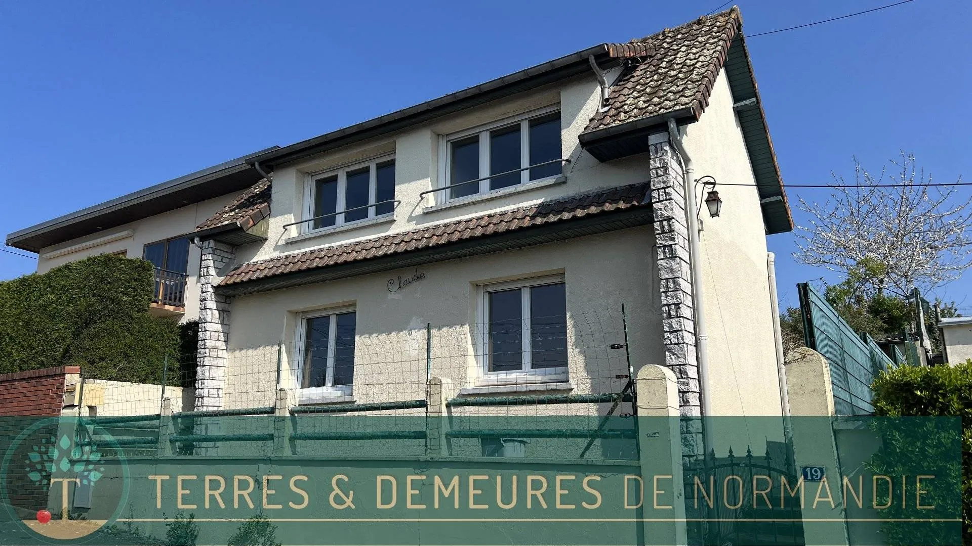 Maison individuelle des années 40 de 95m², 2 chambres, jardin clos arboré 325m², en bon état structurel mais à rénover entièrement, située à Eu 76260.