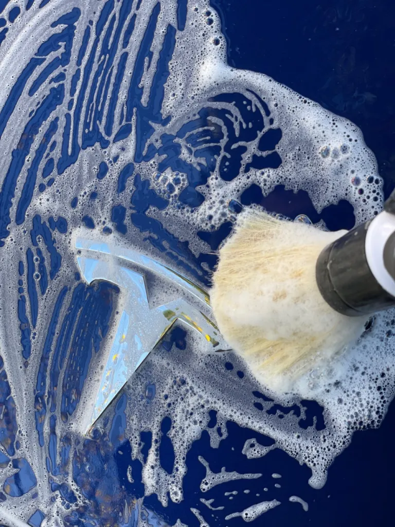 Pose d'un film de protection transparent sur cette Tesla Model 3 à Cannes 06