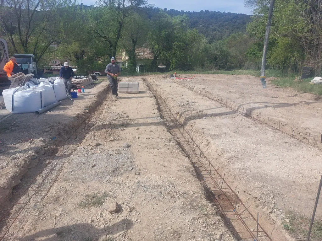 Création de longrines béton pour réceptionner des Algeco et viabilisation du site à St Paul lez Durance dans les Bouches du Rhône