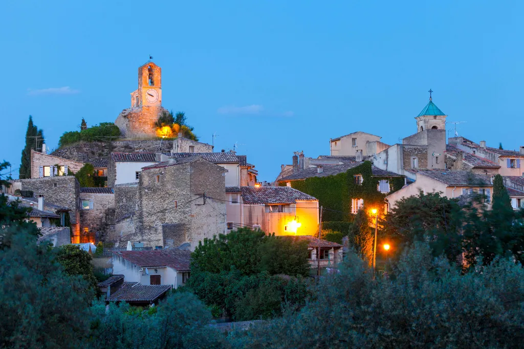 Lourmarin, village du Sud Luberon : château Renaissance, ruelles animées, terrasses et art de vivre provençal.