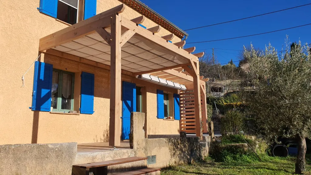 Vente de stores sur mesure pour pergola en bois à Fréjus