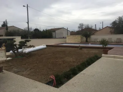 Création d'un joli jardin en gazon synthétique sur les Angles (Gard)