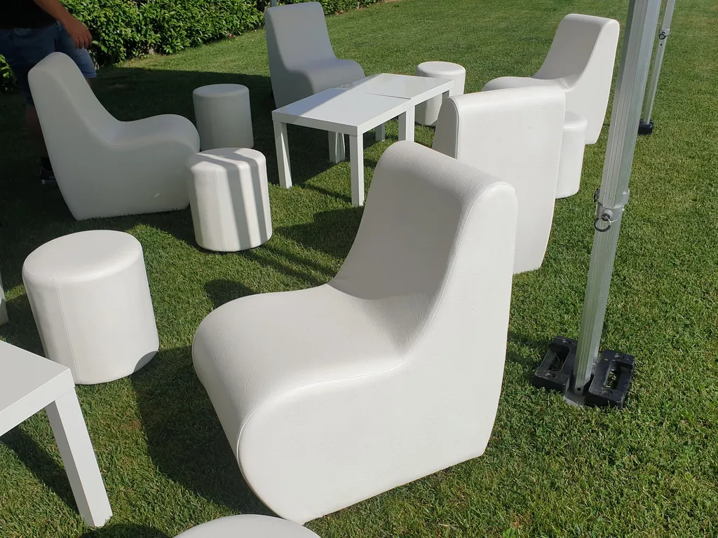 chauffeuse en simili-cuir blanc