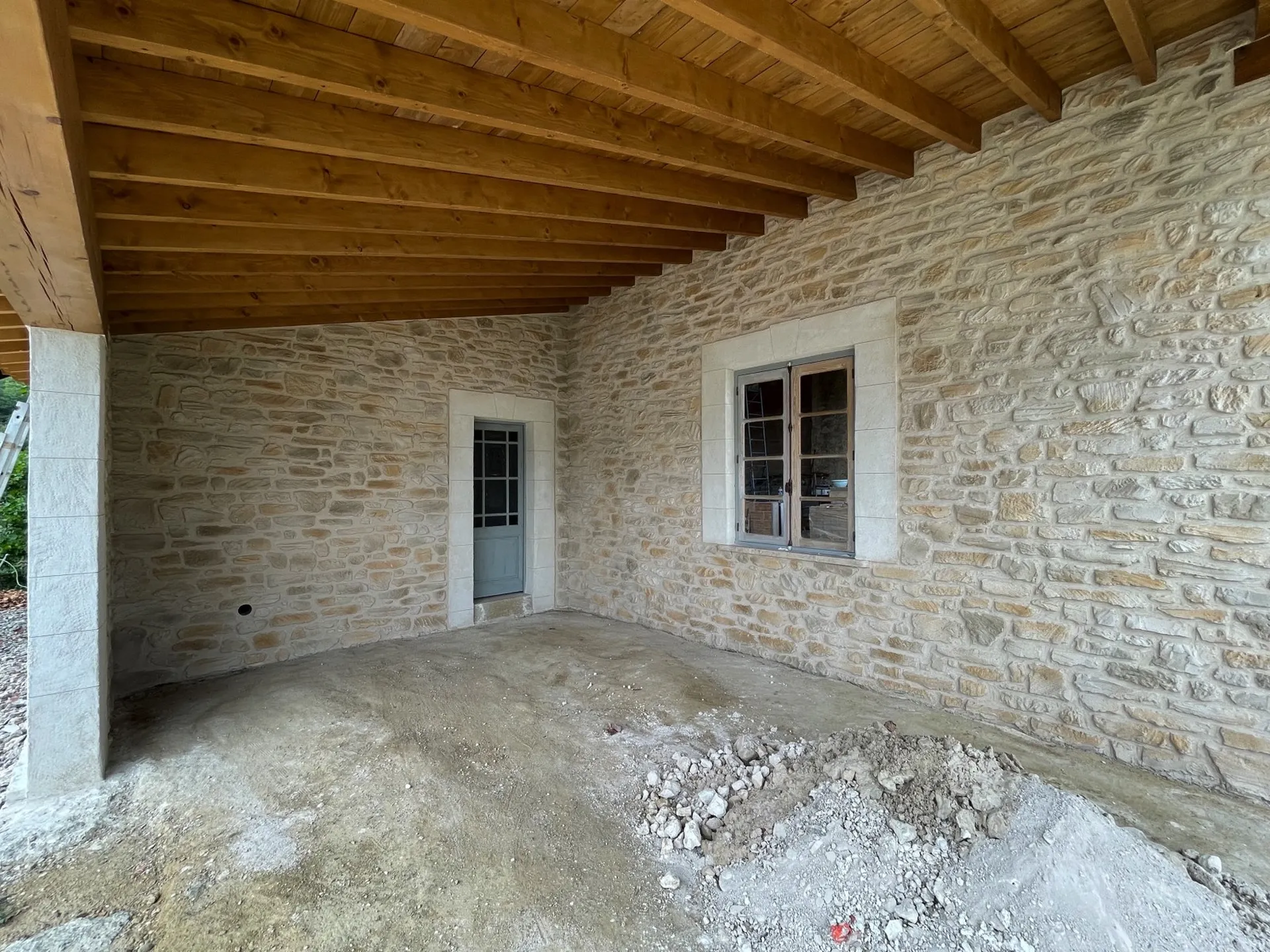 Décoration d’un Pool House avec un enduit à la chaux imitant la Pierre à Payra-sur-l’Hers dans l’Aude