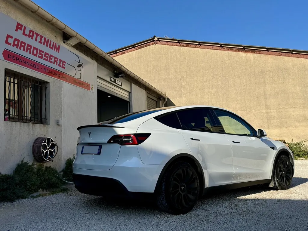 Réparation Tesla Model Y - Expertise et Savoir-Faire de Platinum Carrosserie à Carnoux-en-Provence proche de Marseille, La Ciotat, Cassis et aubagne