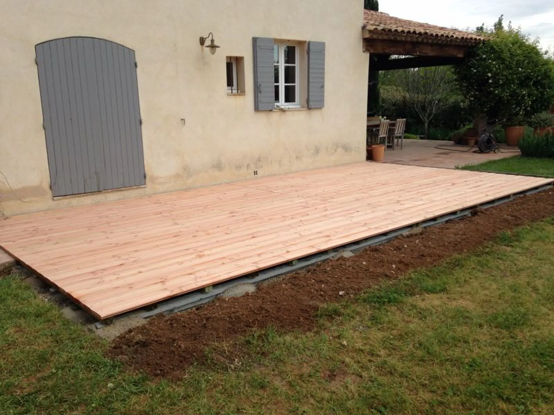 réalisation d'une terrasse en bois sur eguilles