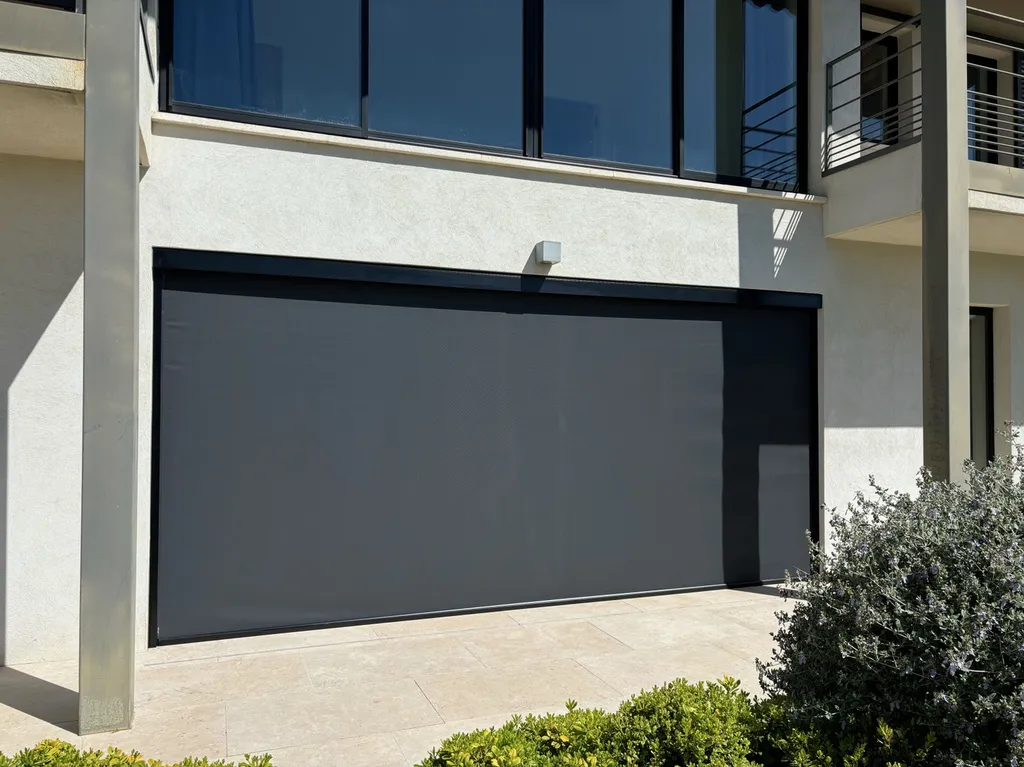 Pose de Store ZIP sur Mesure à Goult – Confort Thermique et Esthétique