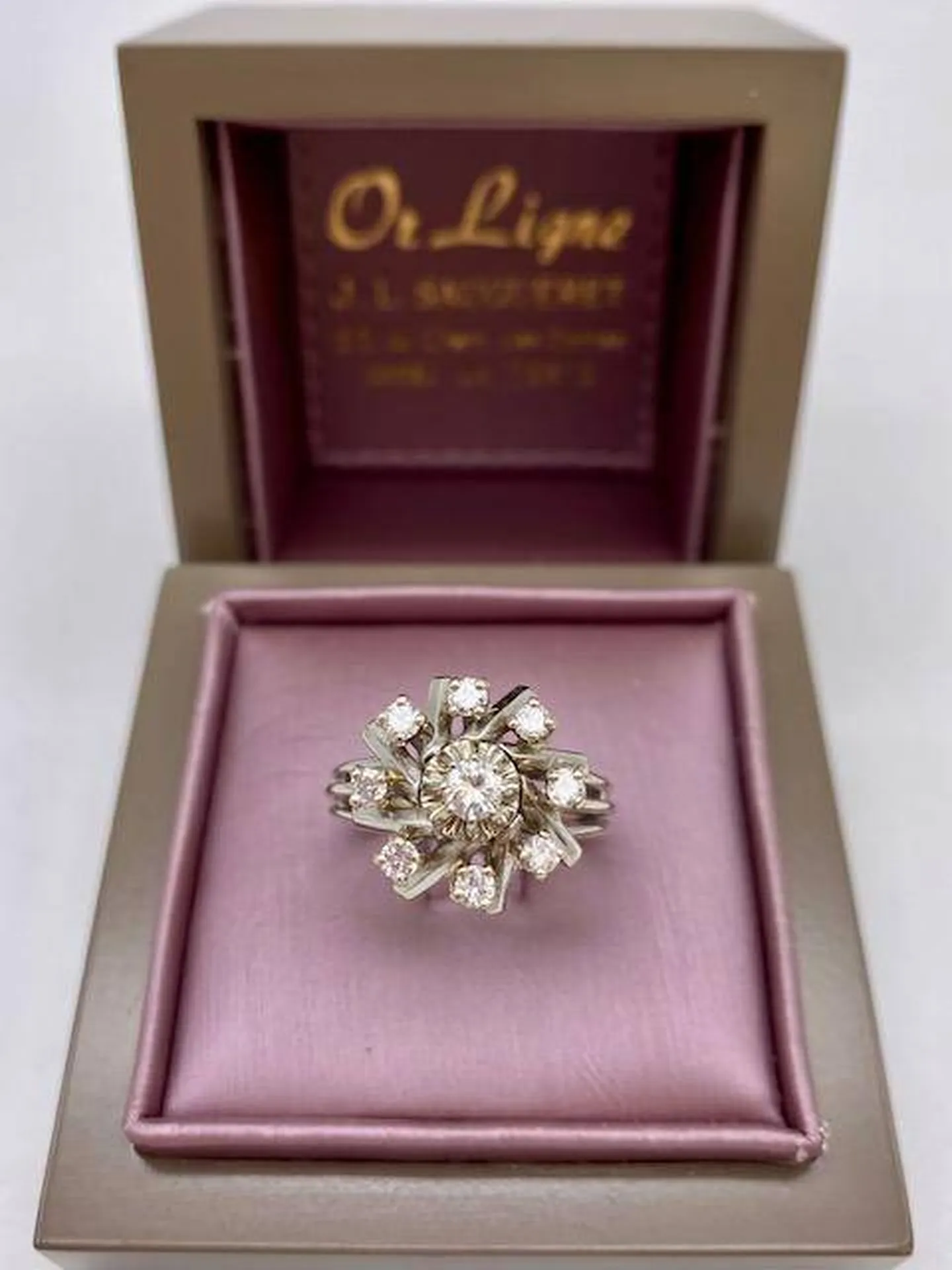 Bague vintage création en or blanc 750/1000ème et diamants en dépôt vente chez Or Ligne à La Teste de Buch sur le Bassin d'Arcachon