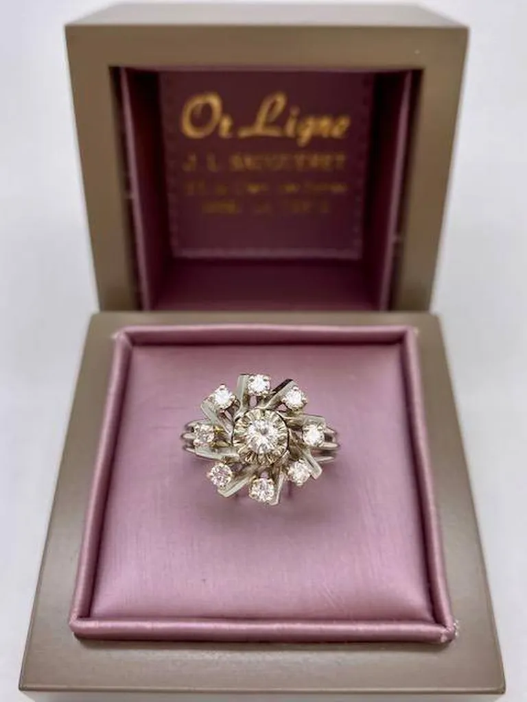 Bague vintage création en or blanc 750/1000ème et diamants en dépôt vente chez Or Ligne à La Teste de Buch sur le Bassin d'Arcachon