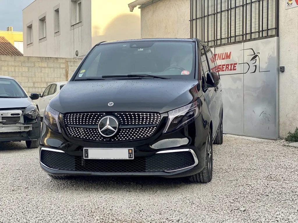 choc arrière  Mercedes Classe V  franchise offerte et prêt de véhicule proche d’Aubagne et Marseille réparation toutes assurances et toutes marques 
