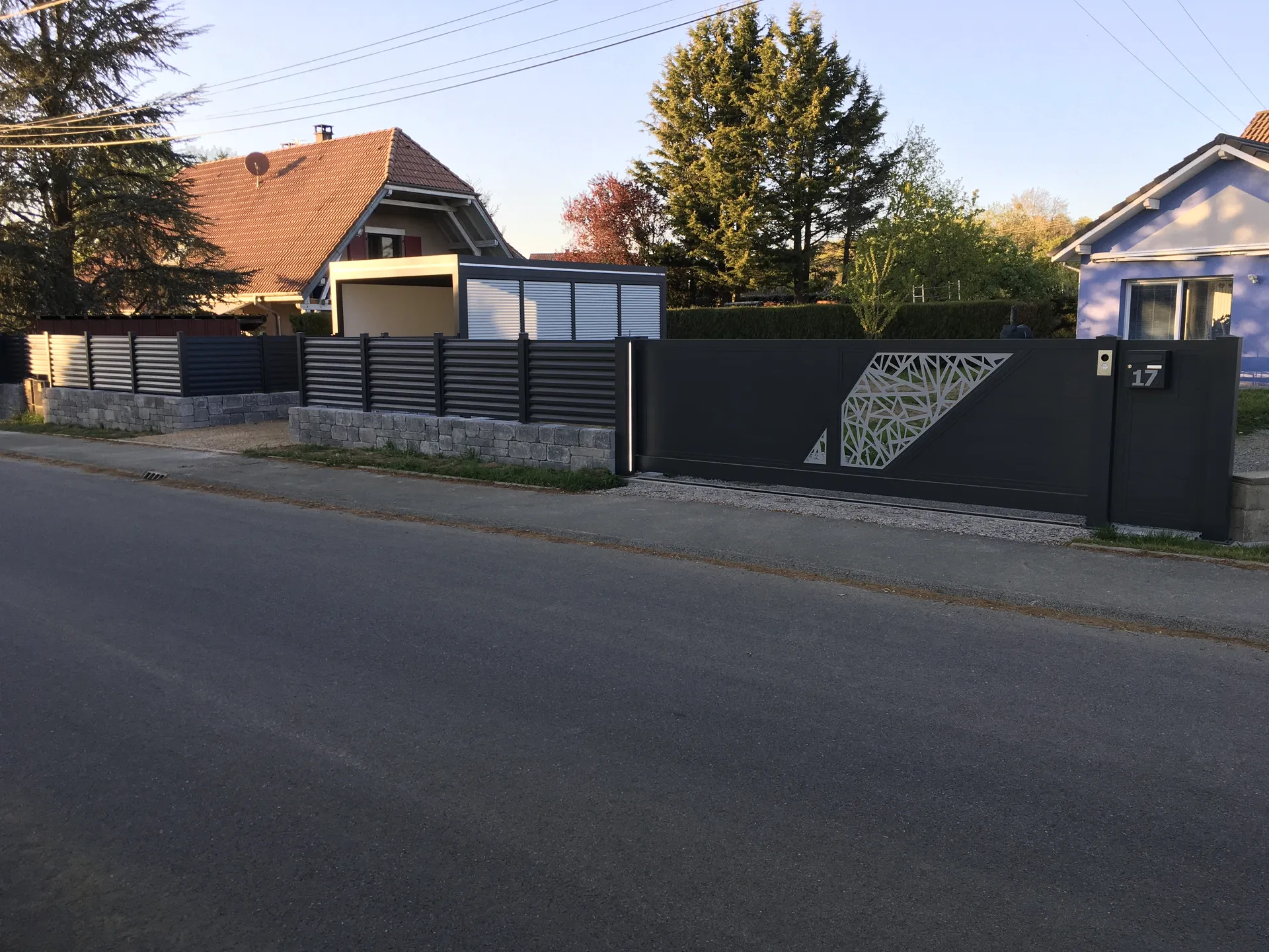CLÔTURES CARPORT ET PORTAIL AUTOPORTÉ FABRICATION FRANÇAISE MOTEUR SOMFY DANS LE POTEAU