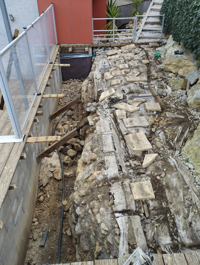 analyse d'une ancienne terrasse en douglas d'environ 70 mètres carrés démontage récupération du passage et remontage avec nouvelle structure à Poussan à côté de Sète dans l'Hérault