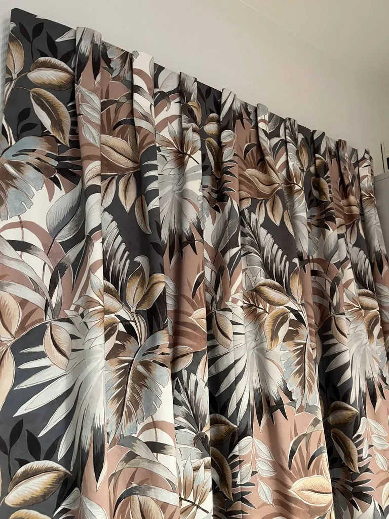 confection d'un rideau de porte en tête à plis plats