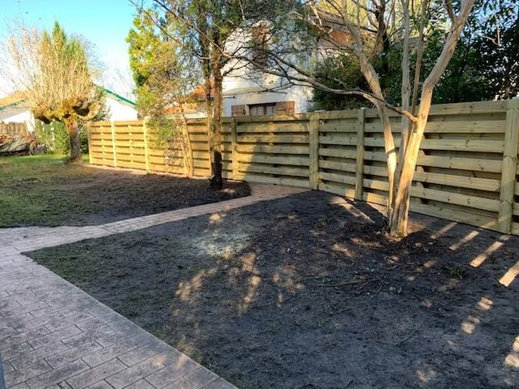 Pose de clôture avec lames de terrasses autour d’une résidence située près de Gastes