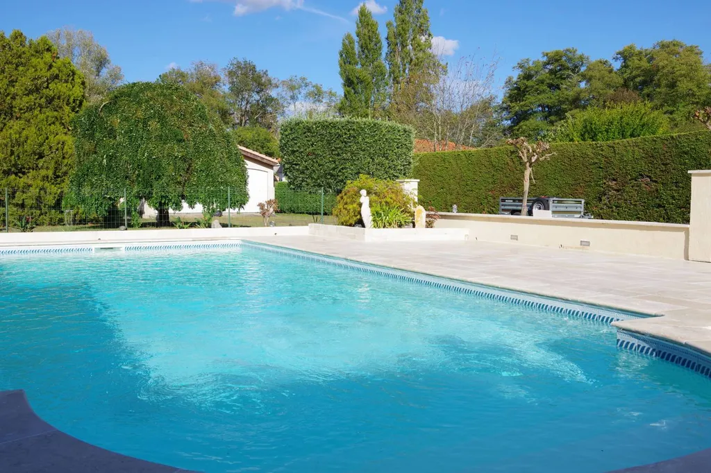 Ou trouver des margelles en travertin beige avec le bord arrondi sur Bordeaux Rive droite ?