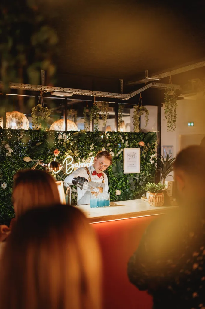 Élégance et créativité : Un barman expert aux Vœux du Maire à Lyon