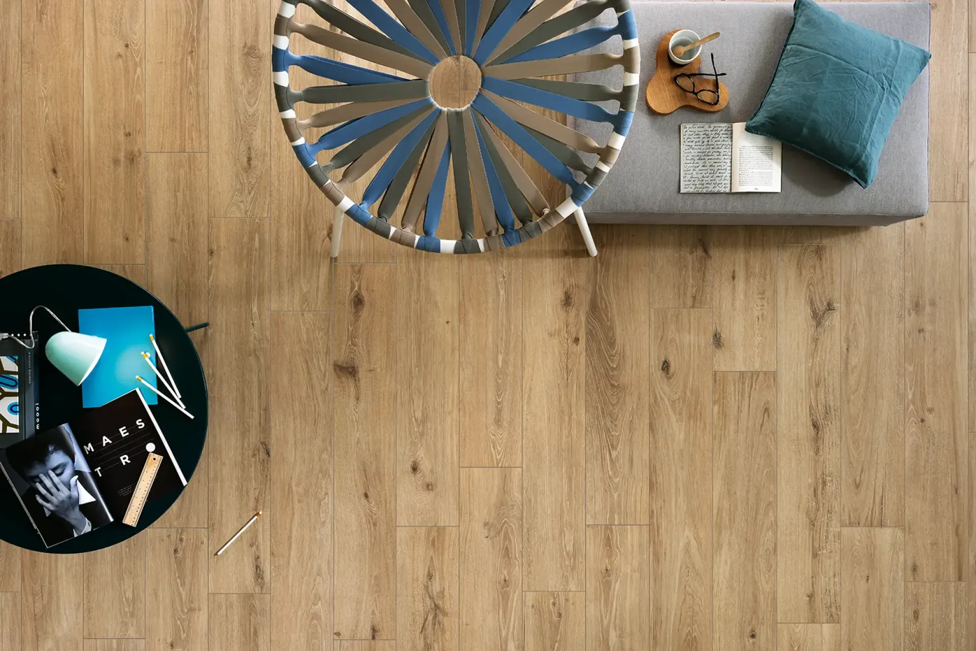Carrelage intérieur effet bois naturel posé dans un salon contemporain – Le Comptoir du Sol à Dieppe (76)