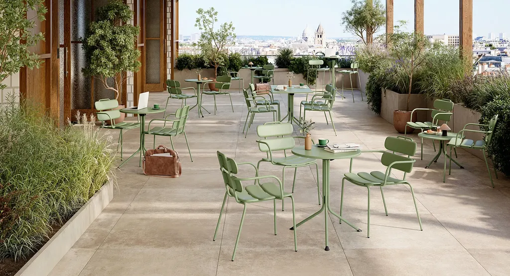 La chaise Doli extérieur restauration et terrasse est idéale à Marseille et en Région PACA, offrant confort, empilabilité et robustesse pour cafés, restaurants, hôtels et lieux publics en extérieur.