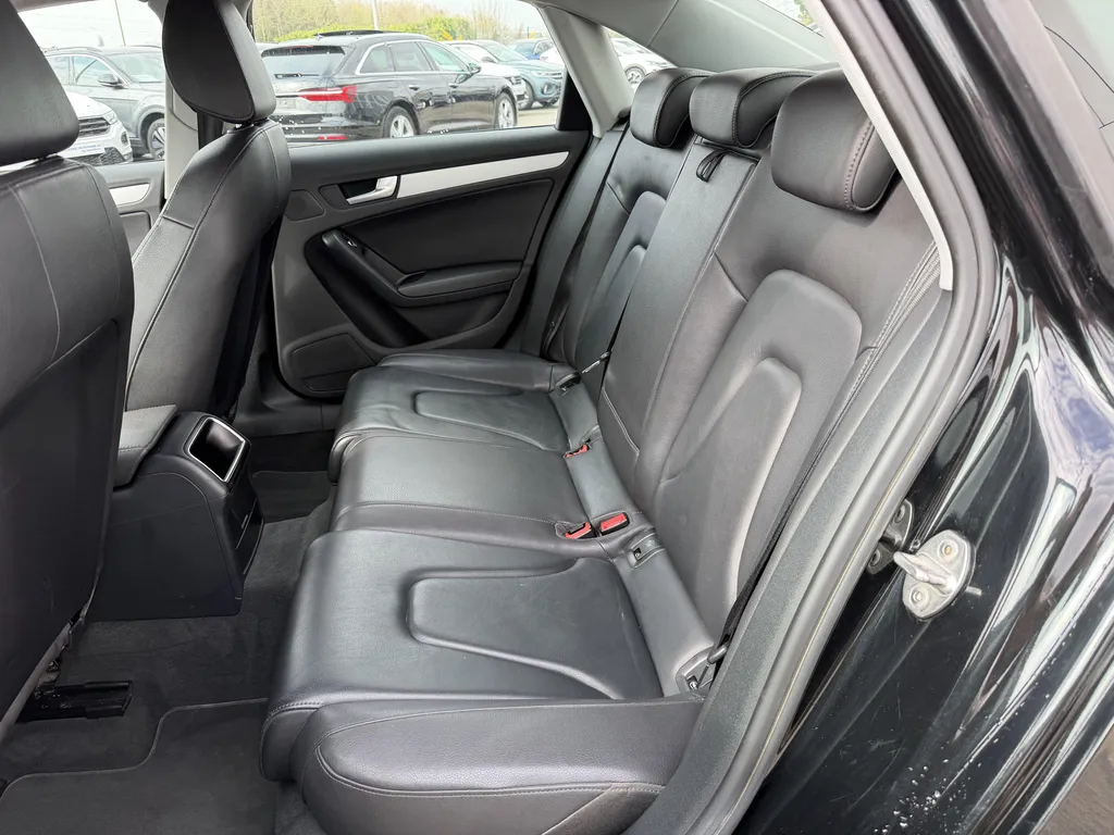 Audi A4 d'occasion à La Frénaye : Berline Diesel Business Line garantie chez Caudebec Automobiles proche Le Havre et Rouen (76)