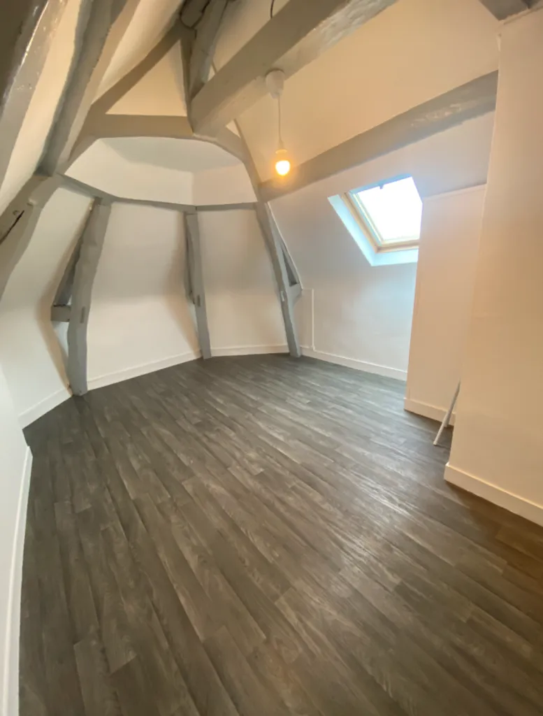 Situé au 16 rue du Contrat Social à Rouen
