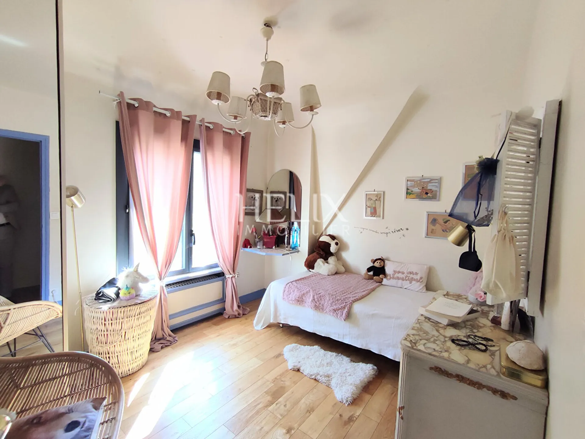 Maison de 231m² à vendre sur Le Mesnil Le Roi: pièce de vie lumineuse, suite parentale, 3 chambres et bureau, garage et jardin proche Saint Germain en Laye