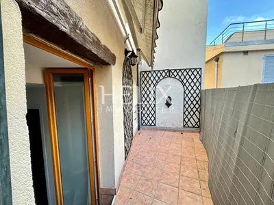 Terrasse en plein coeur de Saint Germain en Laye, un appartement de 49 M² situé au 1er étage d'un immeuble ancien bien entretenu.